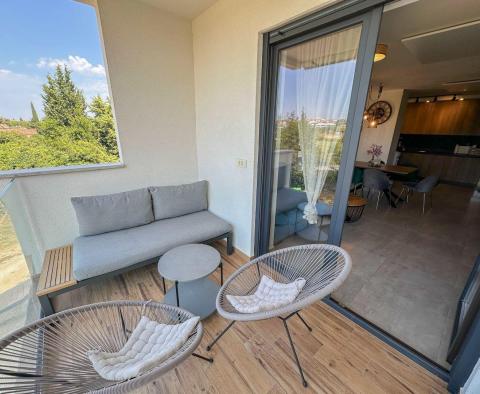 Modern möblierte Wohnung nahe dem Meer in ruhiger Lage in Novigrad, zu verkaufen - foto 2