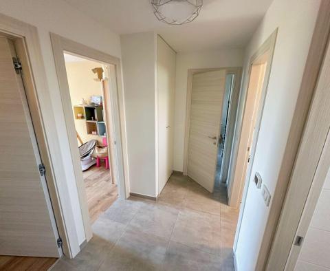 Modern möblierte Wohnung nahe dem Meer in ruhiger Lage in Novigrad, zu verkaufen - foto 15