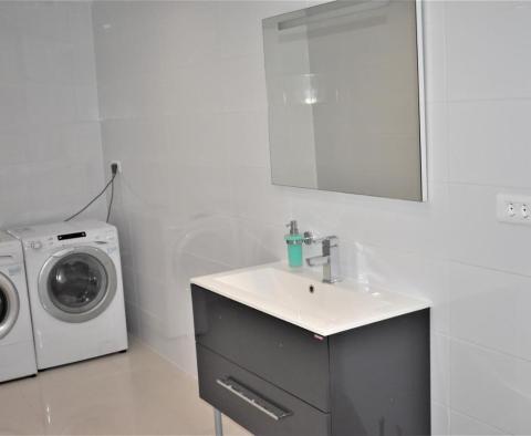 Appartement 4**** étoiles avec piscine à seulement 100 mètres de la mer à Drasnice, Riviera de Makarska, à vendre - pic 21