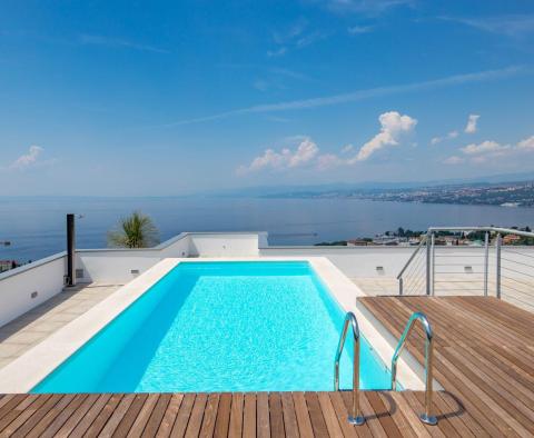 Penthouse in einem Neubau mit Pool auf dem Dach oberhalb des Zentrums von Opatija, idyllische Umgebung, zu verkaufen 