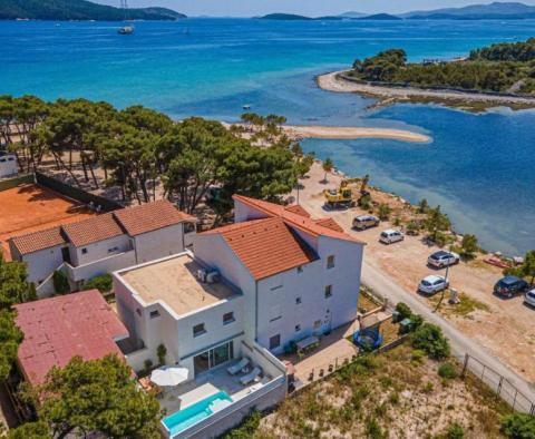 Grundstück in 1. Linie mit Tennisplatz in der Gegend von Sibenik, zu verkaufen 