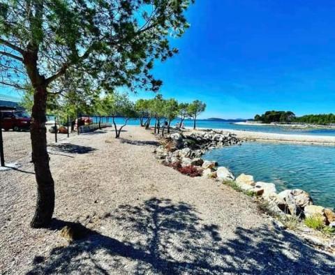 Grundstück in 1. Linie mit Tennisplatz in der Gegend von Sibenik, zu verkaufen - foto 4