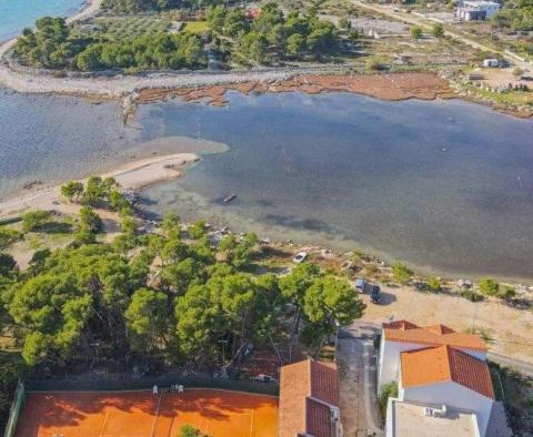 Grundstück in 1. Linie mit Tennisplatz in der Gegend von Sibenik, zu verkaufen - foto 3