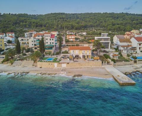 Fascinating beachfront villa with swimming pool and pier on Ciovo - pic 3