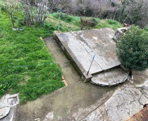 Freistehende alte italienische Villa aus dem Jahr 1912 mit Meerblick und 2.383 m2 Garten in Rijeka, zu verkaufen - foto 14