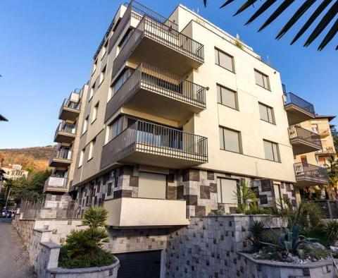 Luxury new apartment in the center of Opatija with a roof terrace and a panoramic view of the sea, garage, terrace, for sale 