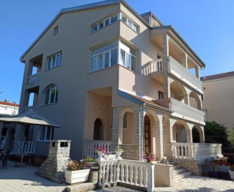 Apartment house with 9 bedrooms and a sea view in Malinska, for sale - pic 3