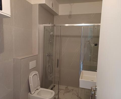 Appartement neuf de 2 chambres dans un complexe de luxe avec piscine à Seget Donji, à vendre - pic 13