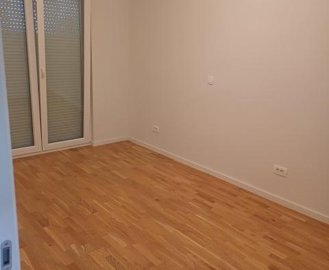 Appartement neuf de 2 chambres dans un complexe de luxe avec piscine à Seget Donji, à vendre - pic 17