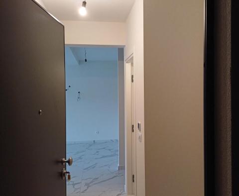 Appartement neuf de 2 chambres dans un complexe de luxe avec piscine à Seget Donji, à vendre - pic 19