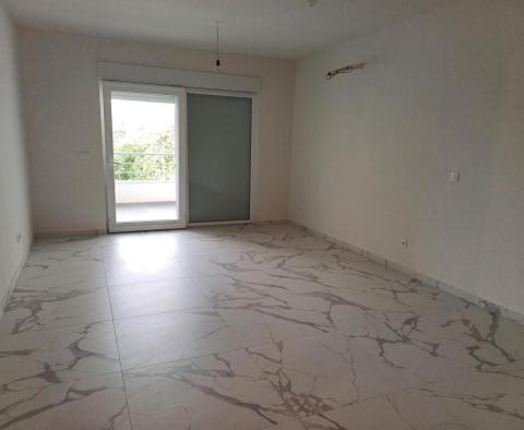 Appartement neuf de 2 chambres dans un complexe de luxe avec piscine à Seget Donji, à vendre - pic 21