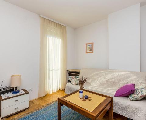 Appartement meublé de trois chambres sur deux niveaux dans un excellent emplacement dans la ville de Krk, à vendre - pic 7