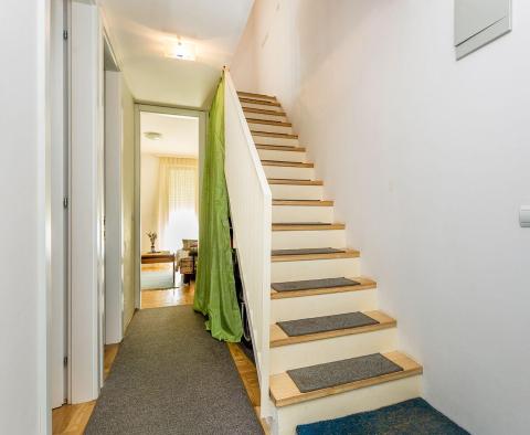 Appartement meublé de trois chambres sur deux niveaux dans un excellent emplacement dans la ville de Krk, à vendre - pic 8