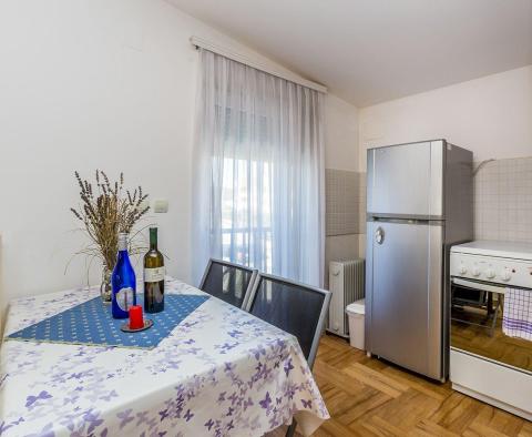 Appartement meublé de trois chambres sur deux niveaux dans un excellent emplacement dans la ville de Krk, à vendre - pic 9