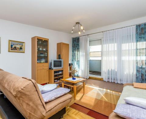 Appartement meublé de trois chambres sur deux niveaux dans un excellent emplacement dans la ville de Krk, à vendre - pic 11