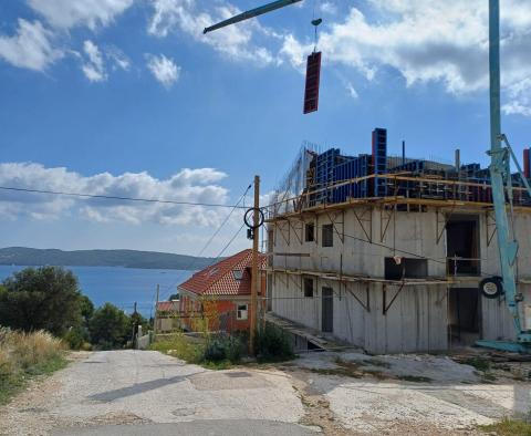 Neue 2-Zimmer-Wohnung in der Gegend von Trogir, zu verkaufen - foto 2