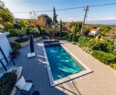 Schöne Villa mit Swimmingpool und Meerblick in Dobrinj, Insel Krk, zu verkaufen - foto 2