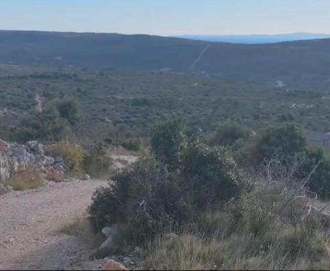 Plusieurs terrains à vendre dans la région de Rogoznica, avec vue lointaine sur la mer - pic 3