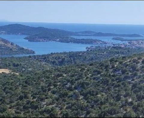 Plusieurs terrains à vendre dans la région de Rogoznica, avec vue lointaine sur la mer 