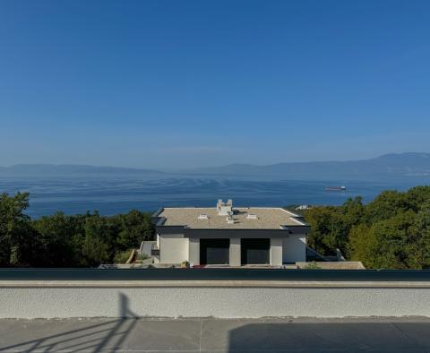 Moderne Villa mit Swimmingpool und Garage und Panoramablick auf das Meer in Kostrena, zu verkaufen - foto 2