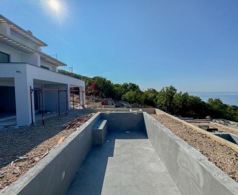 Moderne Villa mit Swimmingpool und Garage und Panoramablick auf das Meer in Kostrena, zu verkaufen - foto 3