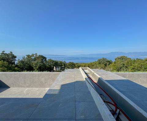 Villa neuve moderne avec piscine à débordement, garage, jardin, vue panoramique sur la mer à Kostrena, à vendre - pic 4