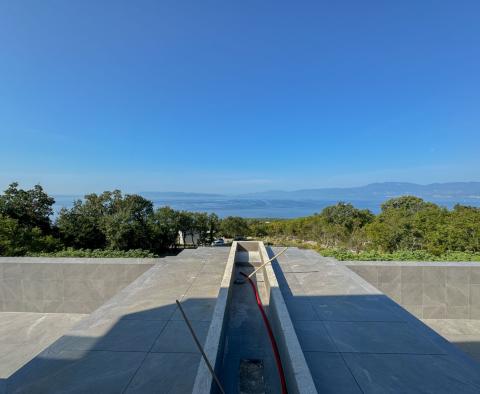 Villa neuve moderne avec piscine à débordement, garage, jardin, vue panoramique sur la mer à Kostrena, à vendre - pic 6