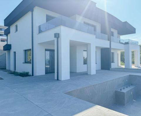 Villa neuve moderne avec piscine à débordement, garage, jardin, vue panoramique sur la mer à Kostrena, à vendre - pic 8