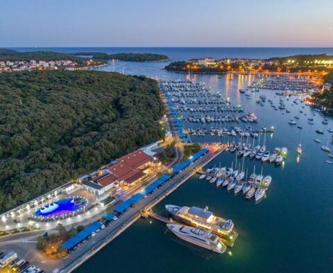 Maison flottante unique directement sur l&#39;eau avec vue sur la mer et le port de plaisance de Pula, Veruda ! - pic 2