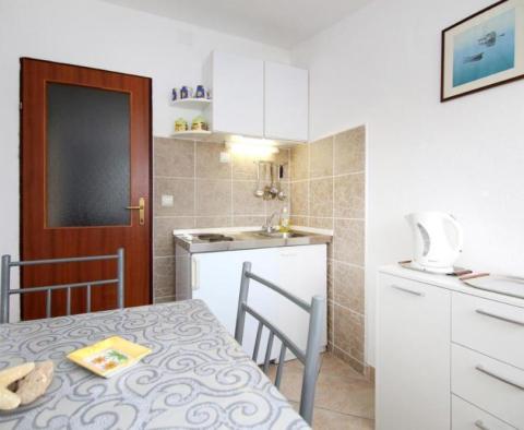 Apartmánový dům první linie v Rogoznici se 7 apartmány a kotvištěm lodí - pic 13