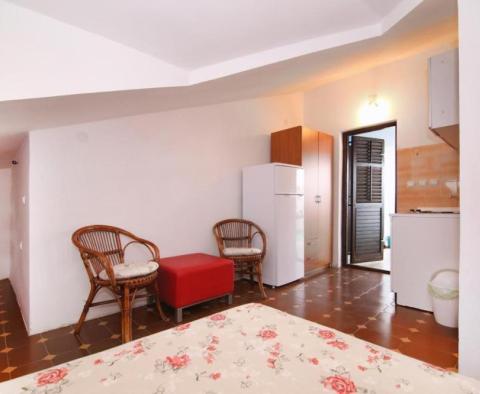 Apartmánový dům první linie v Rogoznici se 7 apartmány a kotvištěm lodí - pic 17