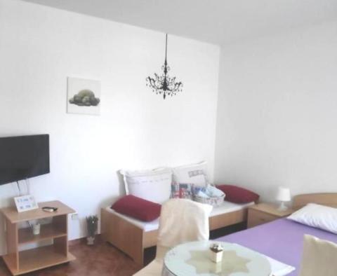 Dom apartamentowy z 11 apartamentami w Medulin, wspaniałej zielonej okolicy, zaledwie 500 metrów od morza - pic 8