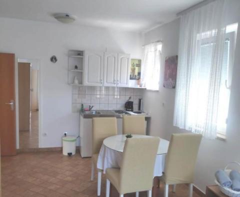 Dom apartamentowy z 11 apartamentami w Medulin, wspaniałej zielonej okolicy, zaledwie 500 metrów od morza - pic 43