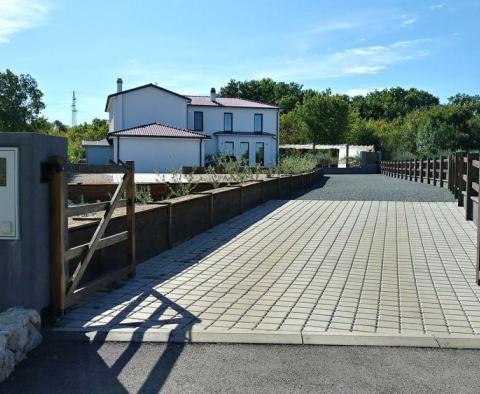 Moderne Villa mit Swimmingpool und großem Garten im Zentrum der Insel Krk - foto 21