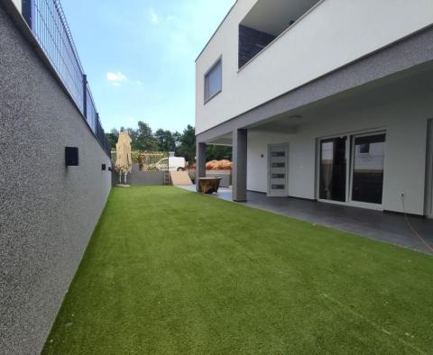 Moderní rodinná vila 240 m2 na pozemku 1553 m2 - pic 3