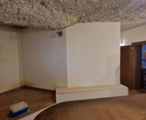 Ogromna posiadłość z dwiema willami, dwoma basenami, 10 apartamentami i kortem tenisowym w dzielnicy Barban, 8550 m2. ziemi - pic 8