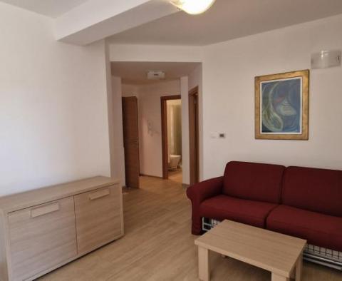 Ogromna posiadłość z dwiema willami, dwoma basenami, 10 apartamentami i kortem tenisowym w dzielnicy Barban, 8550 m2. ziemi - pic 38