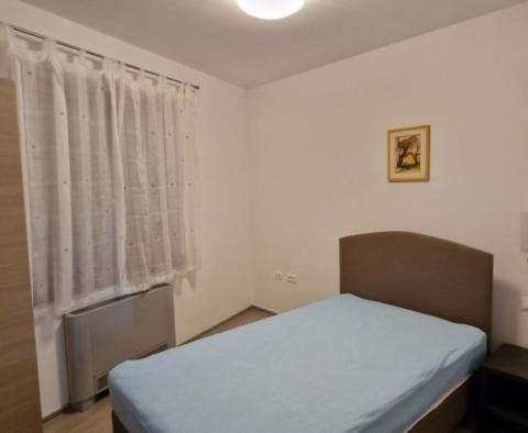 Ogromna posiadłość z dwiema willami, dwoma basenami, 10 apartamentami i kortem tenisowym w dzielnicy Barban, 8550 m2. ziemi - pic 59