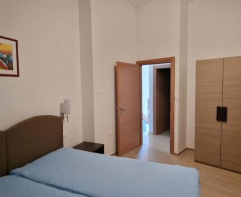 Ogromna posiadłość z dwiema willami, dwoma basenami, 10 apartamentami i kortem tenisowym w dzielnicy Barban, 8550 m2. ziemi - pic 72