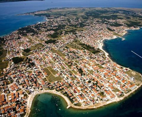 Terrain constructible pieds dans l'eau à des fins touristiques et de restauration sur l'île de Vir - pic 2