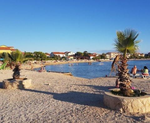 Terrain constructible pieds dans l'eau à des fins touristiques et de restauration sur l'île de Vir - pic 3