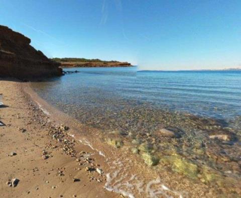 Terrain constructible pieds dans l'eau à des fins touristiques et de restauration sur l'île de Vir - pic 4