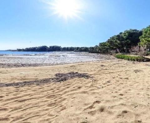 Terrain constructible pieds dans l'eau à des fins touristiques et de restauration sur l'île de Vir - pic 7