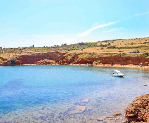 Terrain constructible pieds dans l'eau à des fins touristiques et de restauration sur l'île de Vir - pic 14