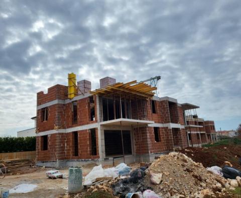 Immeuble des 4 appartements avec piscine à Tar, Tar-Vabriga en construction, à 5 km de la mer - pic 4