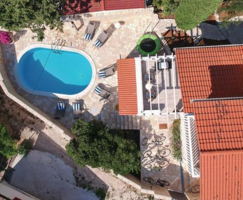 Nemovitost se třemi apartmány a bazénem ve Vrboska, Hvar - pic 8