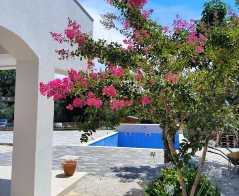 Grand appartement très bien situé avec terrasses et piscine à Banjole ! - pic 3