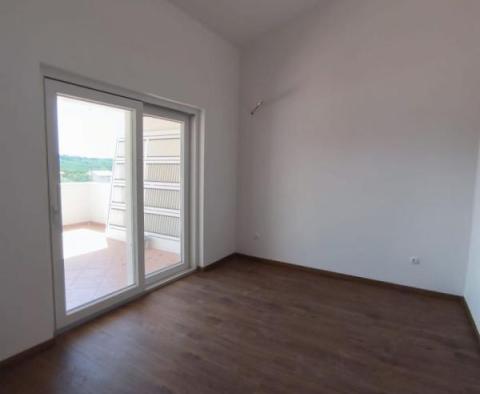 Grand appartement très bien situé avec terrasses et piscine à Banjole ! - pic 12