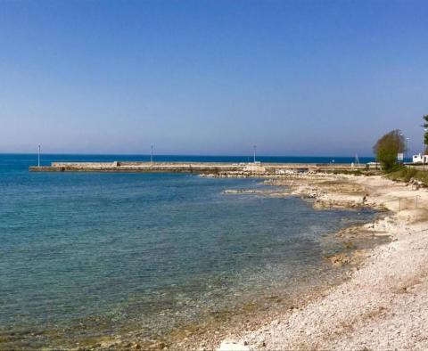 Rewelacyjny nowy ośrodek 5***** w rejonie Umag 100 metrów od plaży oferuje willę z basenem  - pic 15