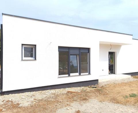 Maison moderne de plain-pied avec piscine à vendre en pleine nature à Krsan - pic 14